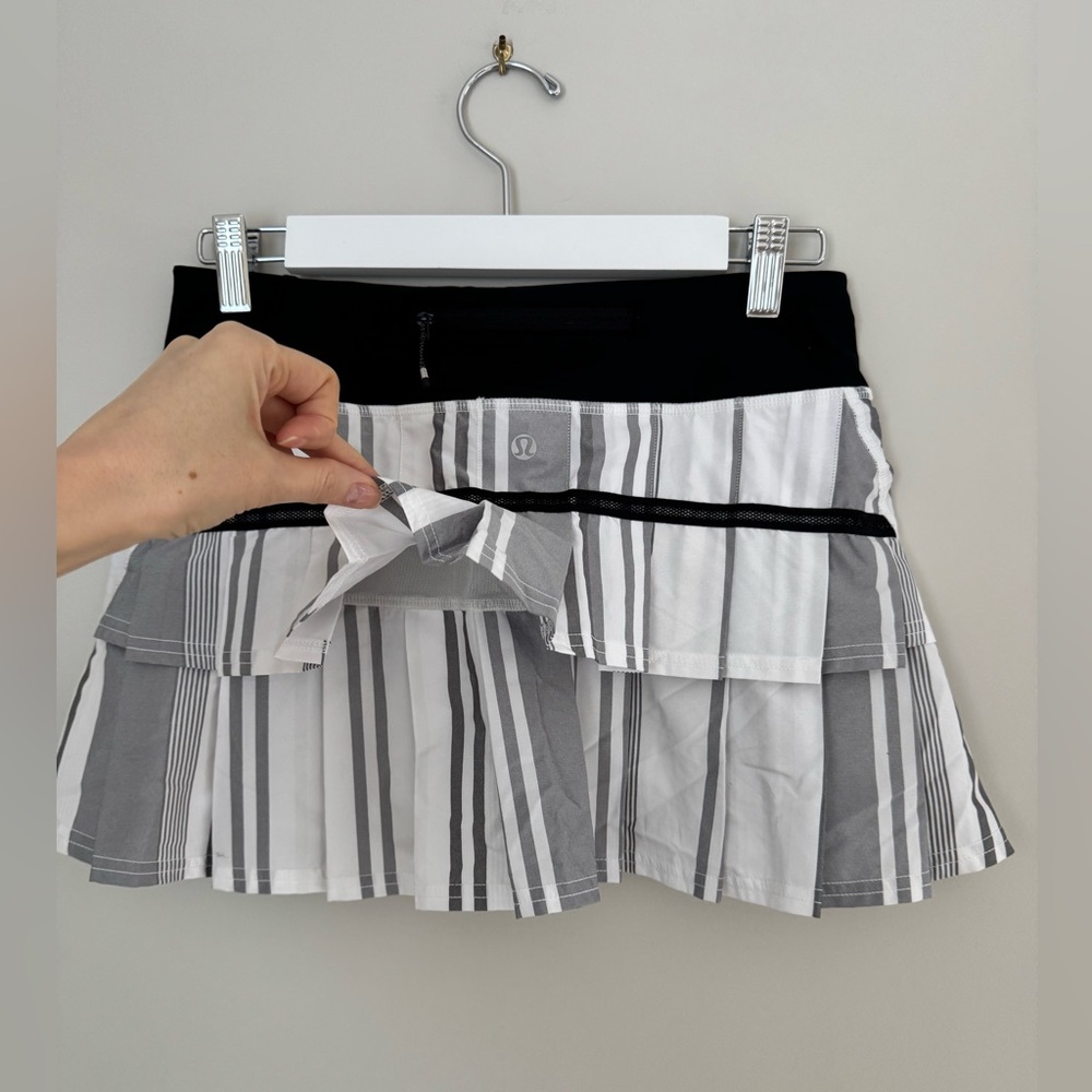 LULULEMON Run: Pace Setter Skirt in Groovy Stripe Nimbus black white grey sz 4 - Picture 6 of 16